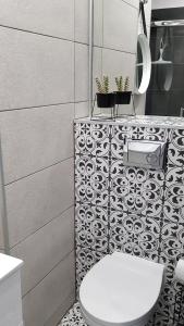 琴斯托霍瓦ALEJA PARK CZĘSTOCHOWA的浴室设有卫生间,铺有黑白瓷砖。