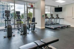 Holiday Inn Orlando – Disney Springs™ Area, an IHG Hotel的健身中心和/或健身设施