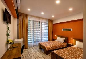 马马亚Complex Sportiv Break的酒店客房设有两张床和窗户。