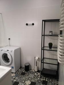 绿山城Green Yew Apartment的洗衣房配有洗衣机和架子