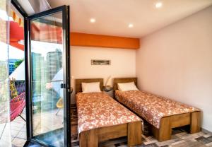 马马亚Complex Sportiv Break的带玻璃门的客房内的两张床