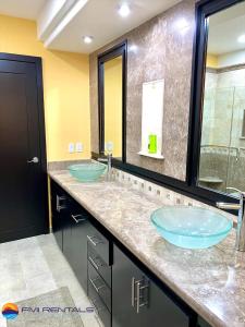 佩尼亚斯科港Linda Vista 513的浴室设有2个蓝色水槽和淋浴。
