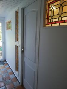 南特P'tite maison atypique avec terrasse的走廊上设有门和彩色玻璃窗