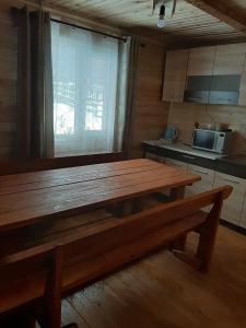 IltsiКУЛУАР/ KULUAR的带窗户的厨房里一张大木桌