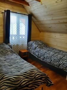 IltsiКУЛУАР/ KULUAR的带窗户的客房内的两张床