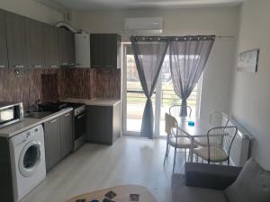 Mamaia Nord Apartment的厨房或小厨房