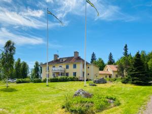 SvärdsjöTrollnäs Hotell的两只风筝在院子里飞行的房子