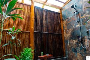 萨玛拉Hotel Casa Buenavista - Adults only的带淋浴的浴室和木墙