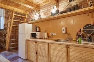利沃夫Shelter的厨房配有白色冰箱和水槽