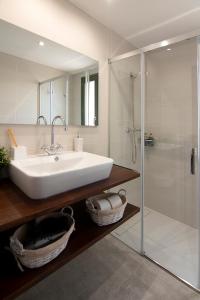 阿尔卡尼斯Casa Clotilde的浴室配有白色水槽和淋浴。