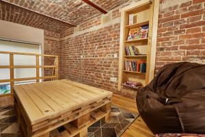 利沃夫Shelter的一间设有木桌和砖墙的客房