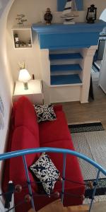 维耶斯泰PASSIONE VACANZE的客厅设有红色沙发,设有楼梯