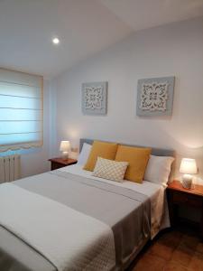 波伊奥玛索公寓酒店的一间卧室配有一张大床和两盏灯
