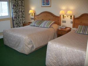 伯恩茅斯埃尔斯坦德酒店的酒店客房带两张床和电话