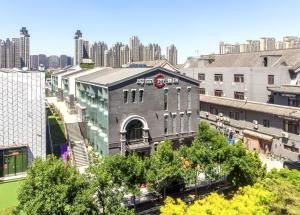 天津Happy Dragon City Culture Hotel-Tianjin Draum Tower & Dayuecheng shopping mall的城市建筑物的空中景观
