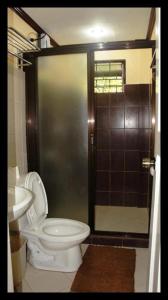Pinagsanghan里奥度假酒店的一间带卫生间和淋浴的浴室