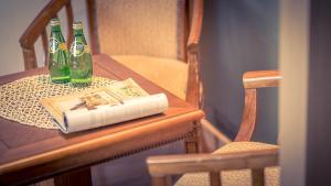 顺天市威尼兹亚酒店的两瓶啤酒坐在桌子上,带一本书