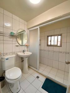 小琉球岛好事好室Goodthings的浴室配有卫生间、盥洗盆和淋浴。
