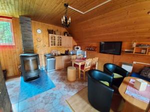 利普托斯基米库拉斯塔莉亚小屋度假屋的一间带厨房的客厅和一间餐厅