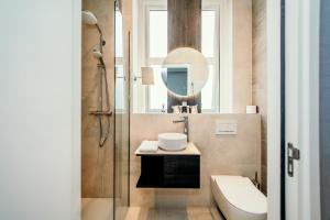 赞德沃特阿姆斯特丹海滩酒店的一间带水槽、卫生间和镜子的浴室