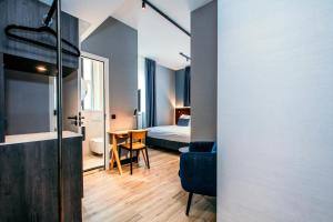 赞德沃特阿姆斯特丹海滩酒店的酒店客房设有一间卧室、一张床和一张桌子