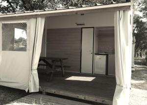 滨海苏拉克Camping Mussonville的小屋的门廊上设有野餐桌