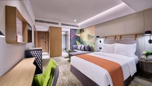 广州广州南湖假日酒店-广交会期间提供免费接驳车的酒店客房设有一张大床和一张沙发。