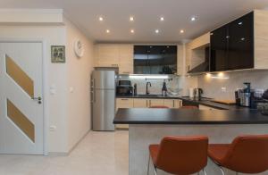 索非亚Apartment " Daria Vas"的厨房配有台面和冰箱