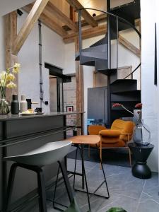 华沙Mystictone - loft in the heart of Warsaw - Nowy Świat ROOMTONES的客厅配有桌椅