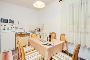 杜布罗夫尼克Guest House Medzalin的一间带桌子的用餐室和一间厨房