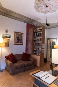 佛罗伦萨Dei Mori - Guest House的带沙发和书架的客厅