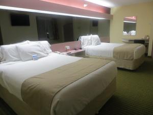 诺克斯维尔Cedar Bluff Inn的酒店客房,配有两张带白色床单的床
