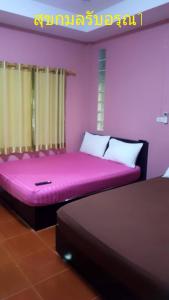 尖竹汶สุขกมลรับอรุณแฝด2ห้อง的紫色卧室配有一张带粉红色床头板的床
