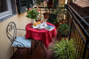 佛罗伦萨Dei Mori - Guest House的阳台上的一张桌子和红色桌布