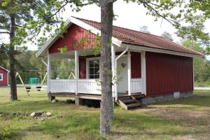 比克瑟尔克鲁克Solvändans Stugby的红色和白色的房子,设有门廊