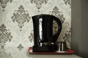 科特赖克Focus Boutique的墙上架子上的黑色咖啡壶