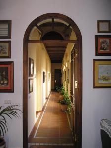 卡塔亚奇卡广场酒店的房屋内带拱门的开放式走廊