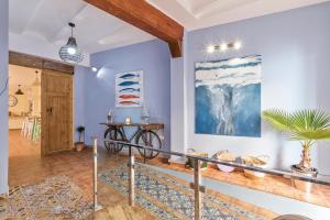 卡尔佩Hostel SEA&DREAMS Calpe的客厅墙上挂有自行车