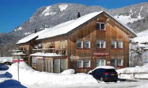 施科佩尔瑙Ferienwohnungen Schantl的木屋,有车停在雪中