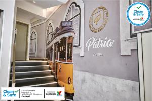 里斯本帕特里亚酒店的火车在建筑物的墙上