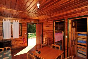 里奥帕尔Cabañas La Toma del Agua的小木屋设有木桌和客房。
