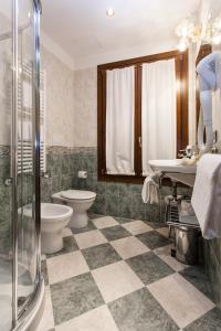 威尼斯阿尔蓬特默西尼果酒店的浴室配有卫生间、盥洗盆和淋浴。