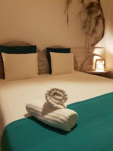 大加那利岛拉斯帕尔马斯Cactus Host的床上铺有白色毛巾的床