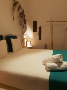 大加那利岛拉斯帕尔马斯Cactus Host的一间卧室配有一张带白色床单的大床