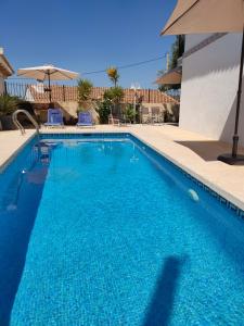 坎佩略Apartamento vistas al mar - Coveta Fuma的度假村内的一个蓝色海水游泳池