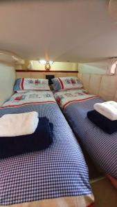 Y-Knot-Two Bedroom Luxury Motor Boat In Lymington客房内的一张或多张床位