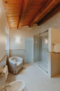 锡罗洛Alle Pendici del Conero的一间带玻璃淋浴和水槽的浴室
