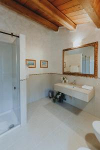 锡罗洛Alle Pendici del Conero的一间带水槽和镜子的浴室