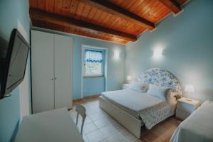 锡罗洛Alle Pendici del Conero的一间卧室配有一张床和一台电视。