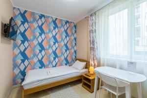 利沃夫BonApart的小房间,设有床和几何墙